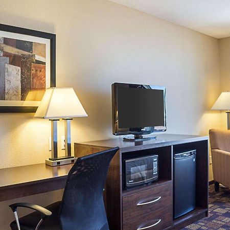 Quality Inn & Suites マイノット エクステリア 写真