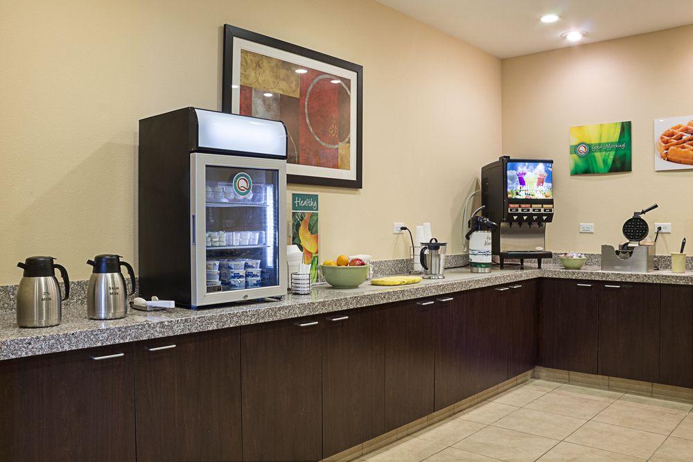 Quality Inn & Suites マイノット エクステリア 写真