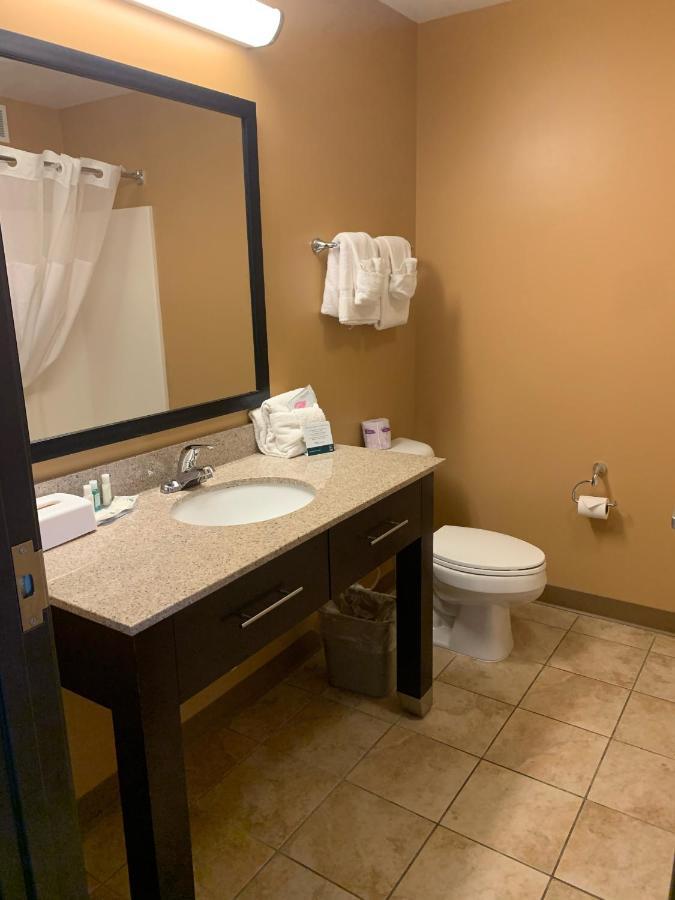 Quality Inn & Suites マイノット エクステリア 写真
