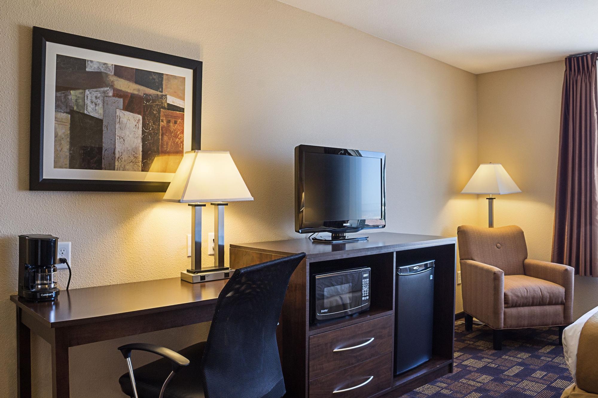 Quality Inn & Suites マイノット エクステリア 写真