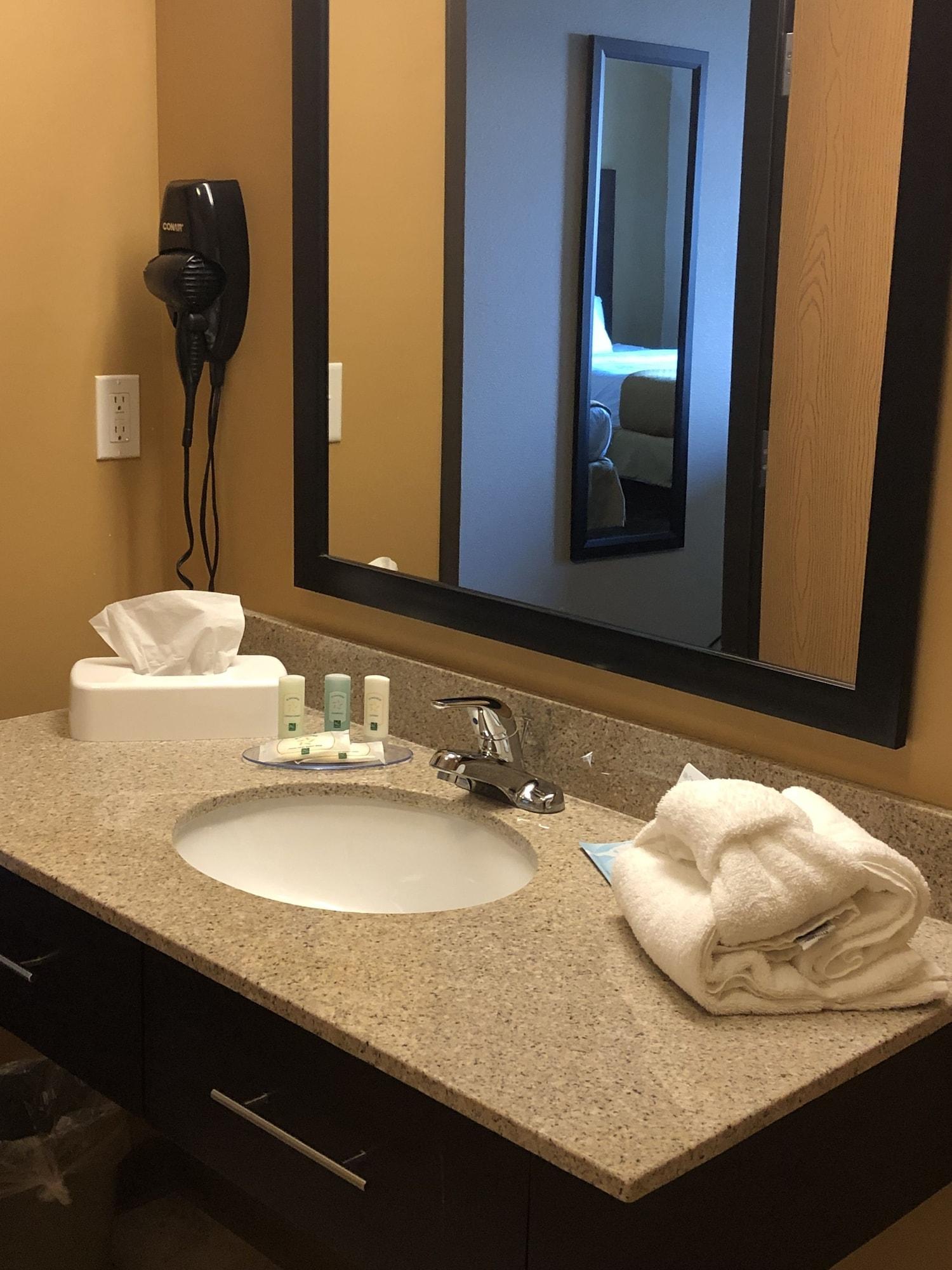 Quality Inn & Suites マイノット エクステリア 写真