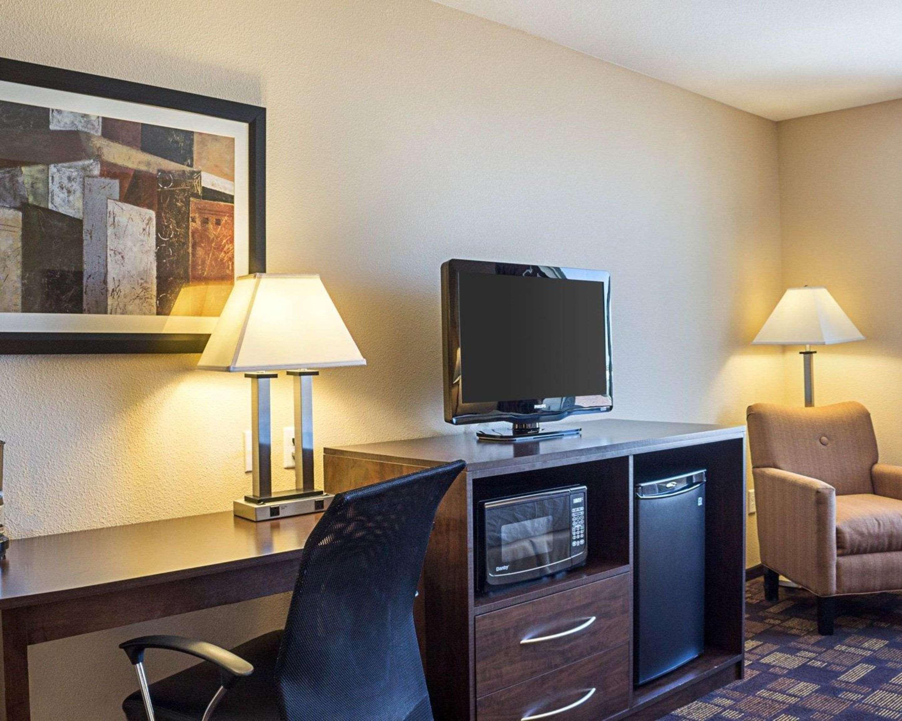 Quality Inn & Suites マイノット エクステリア 写真