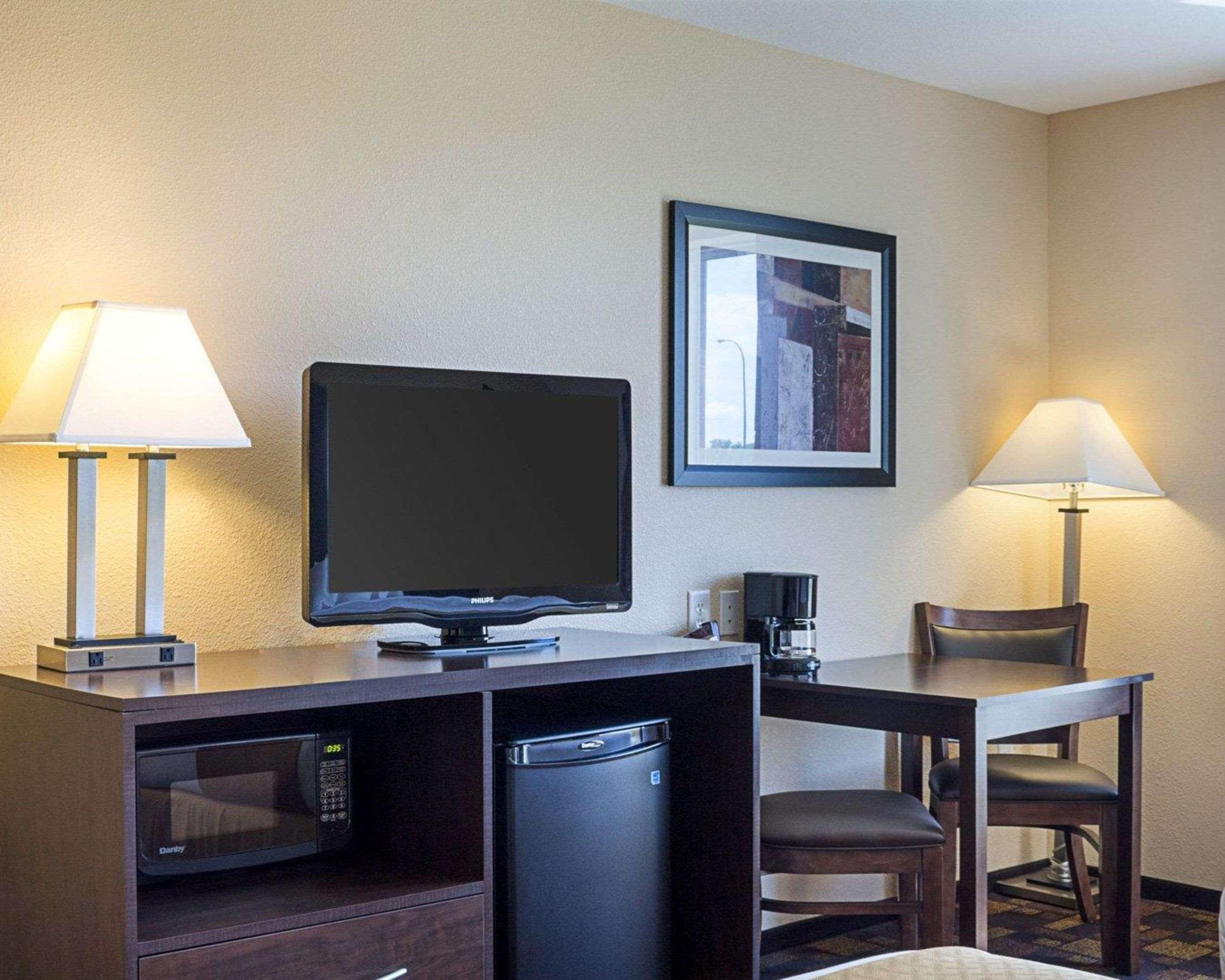 Quality Inn & Suites マイノット エクステリア 写真