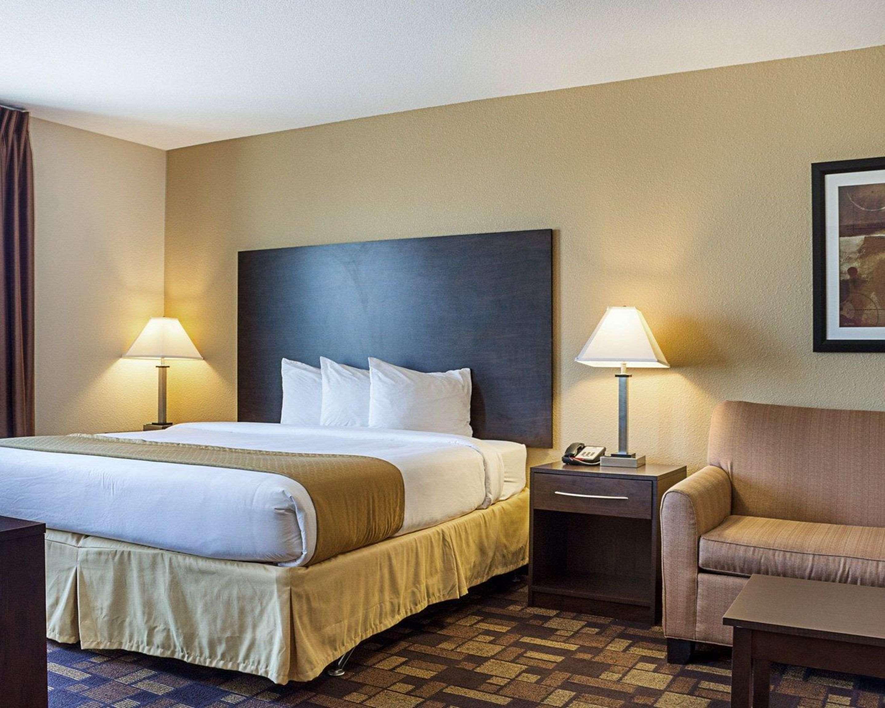 Quality Inn & Suites マイノット エクステリア 写真