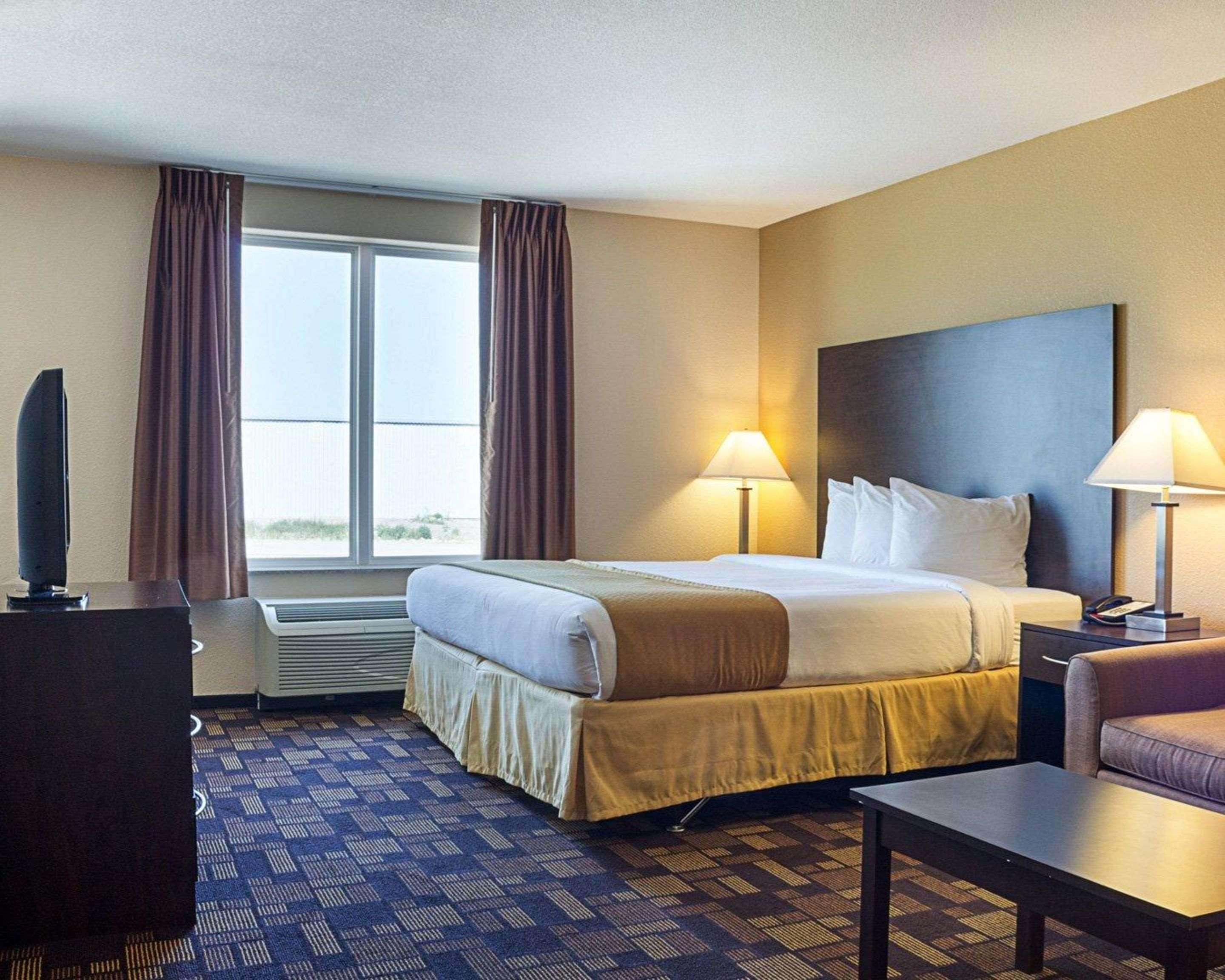 Quality Inn & Suites マイノット エクステリア 写真