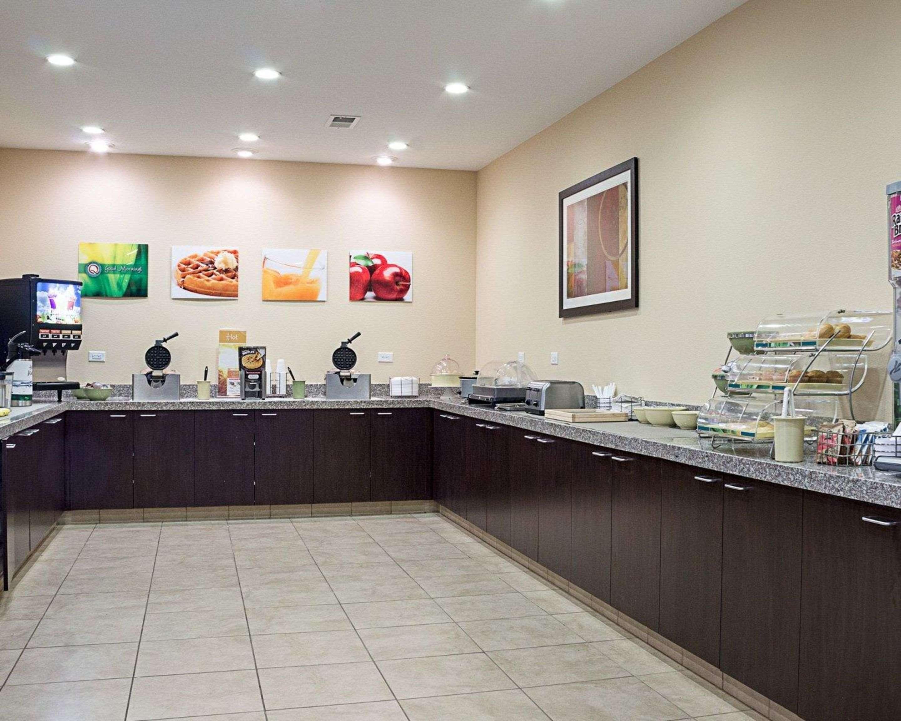 Quality Inn & Suites マイノット エクステリア 写真