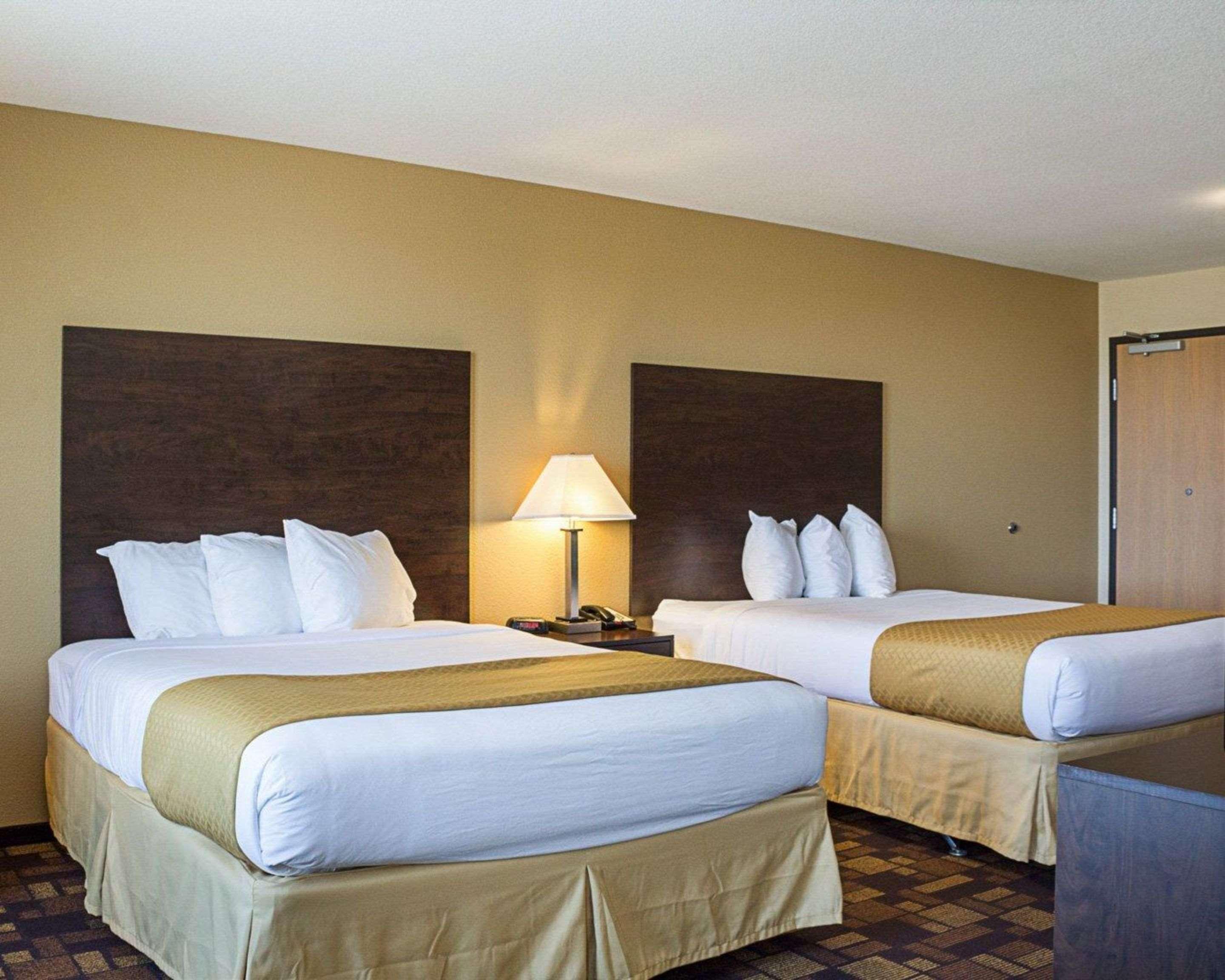 Quality Inn & Suites マイノット エクステリア 写真