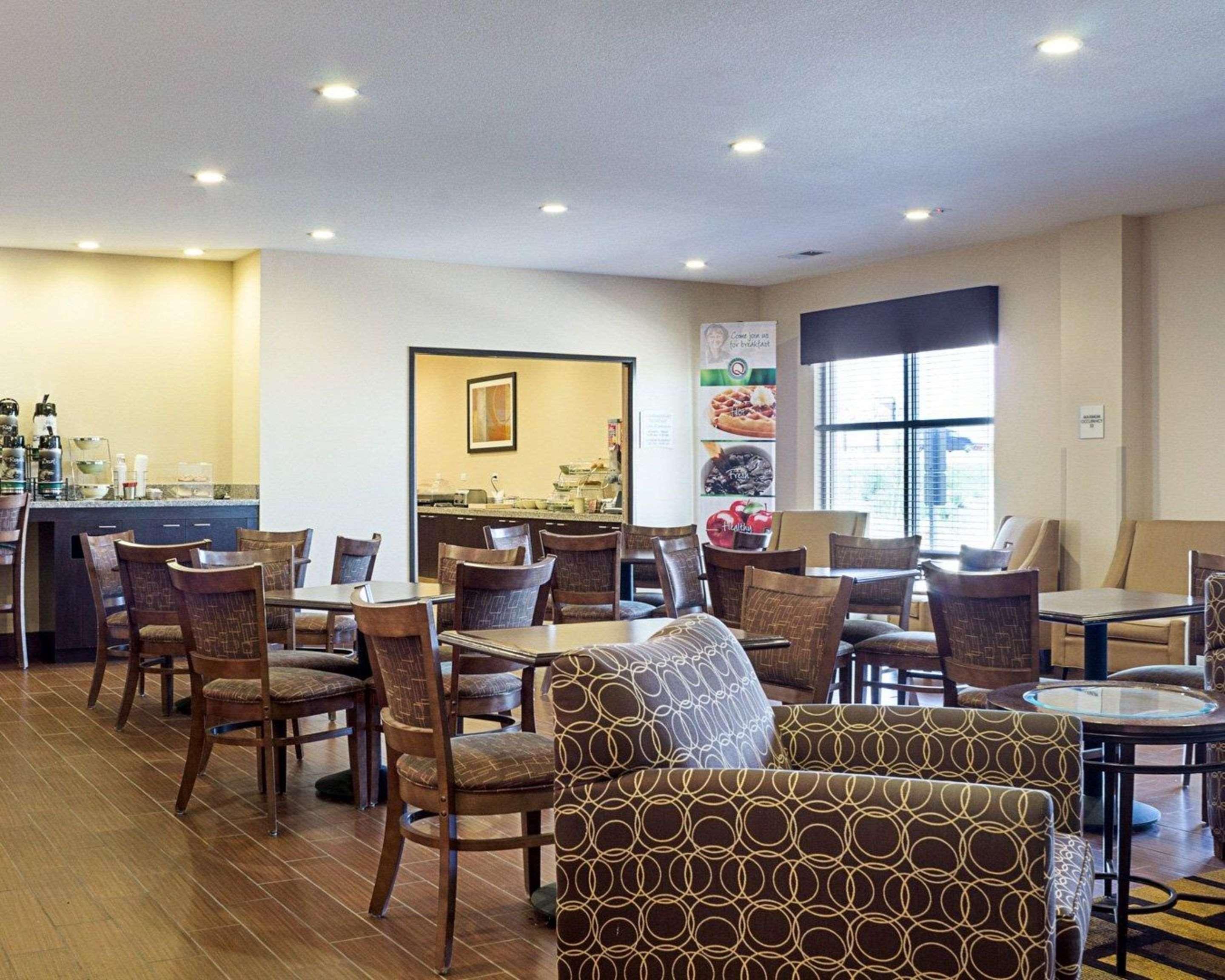Quality Inn & Suites マイノット エクステリア 写真