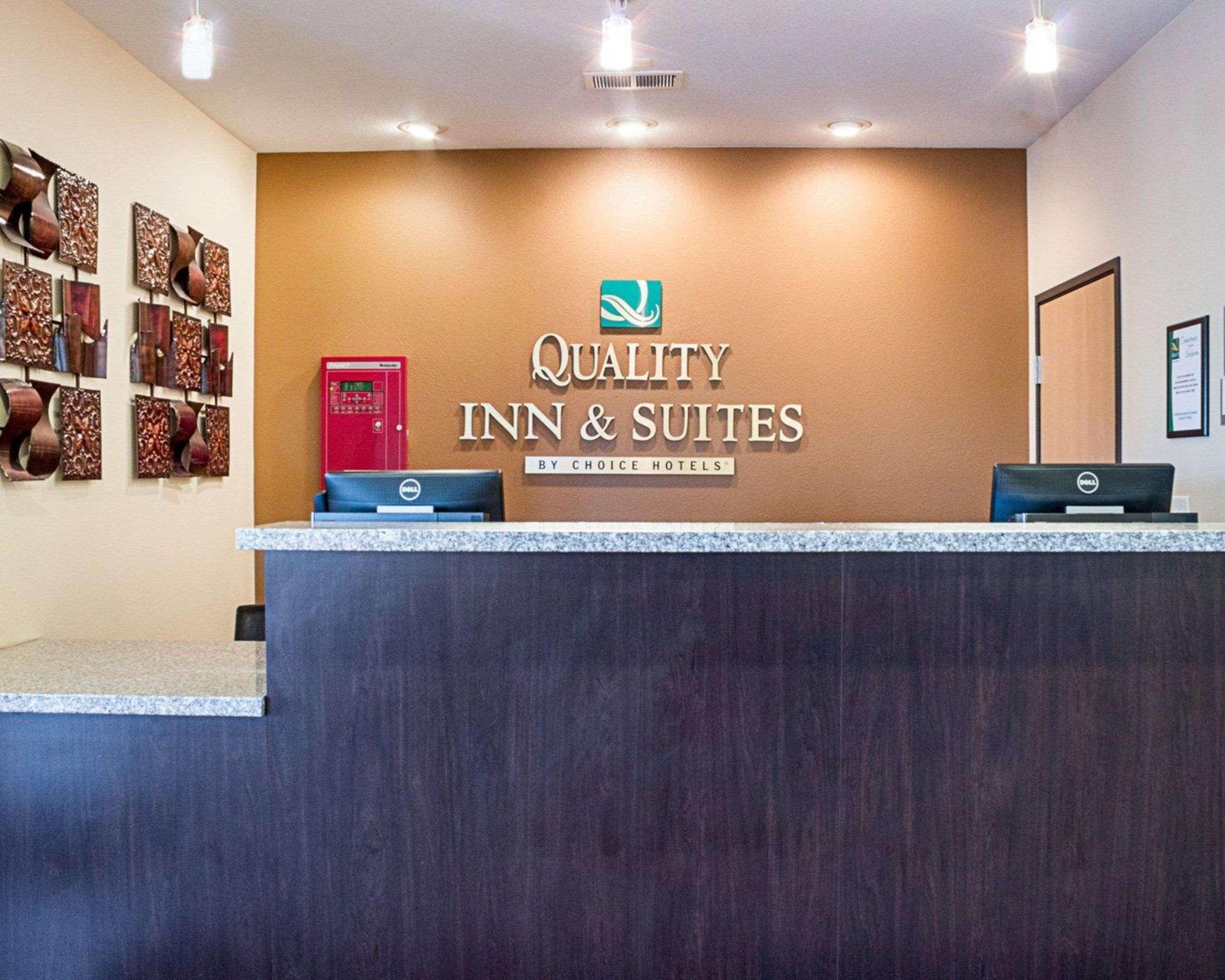 Quality Inn & Suites マイノット エクステリア 写真