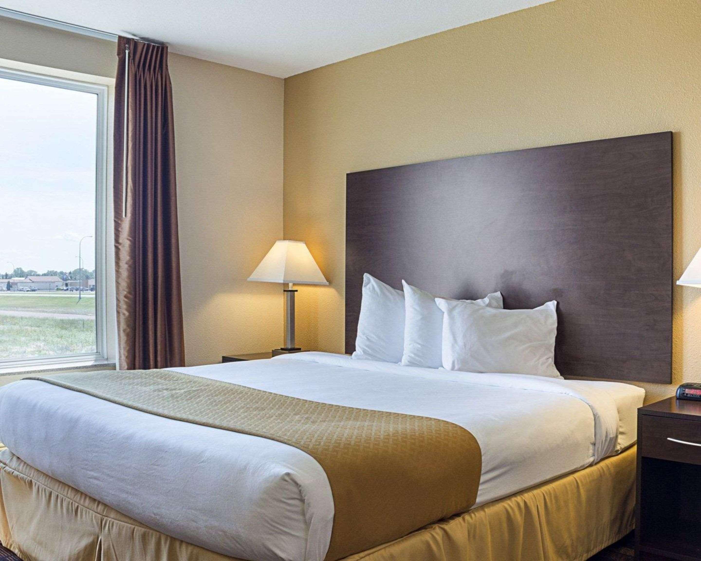 Quality Inn & Suites マイノット エクステリア 写真