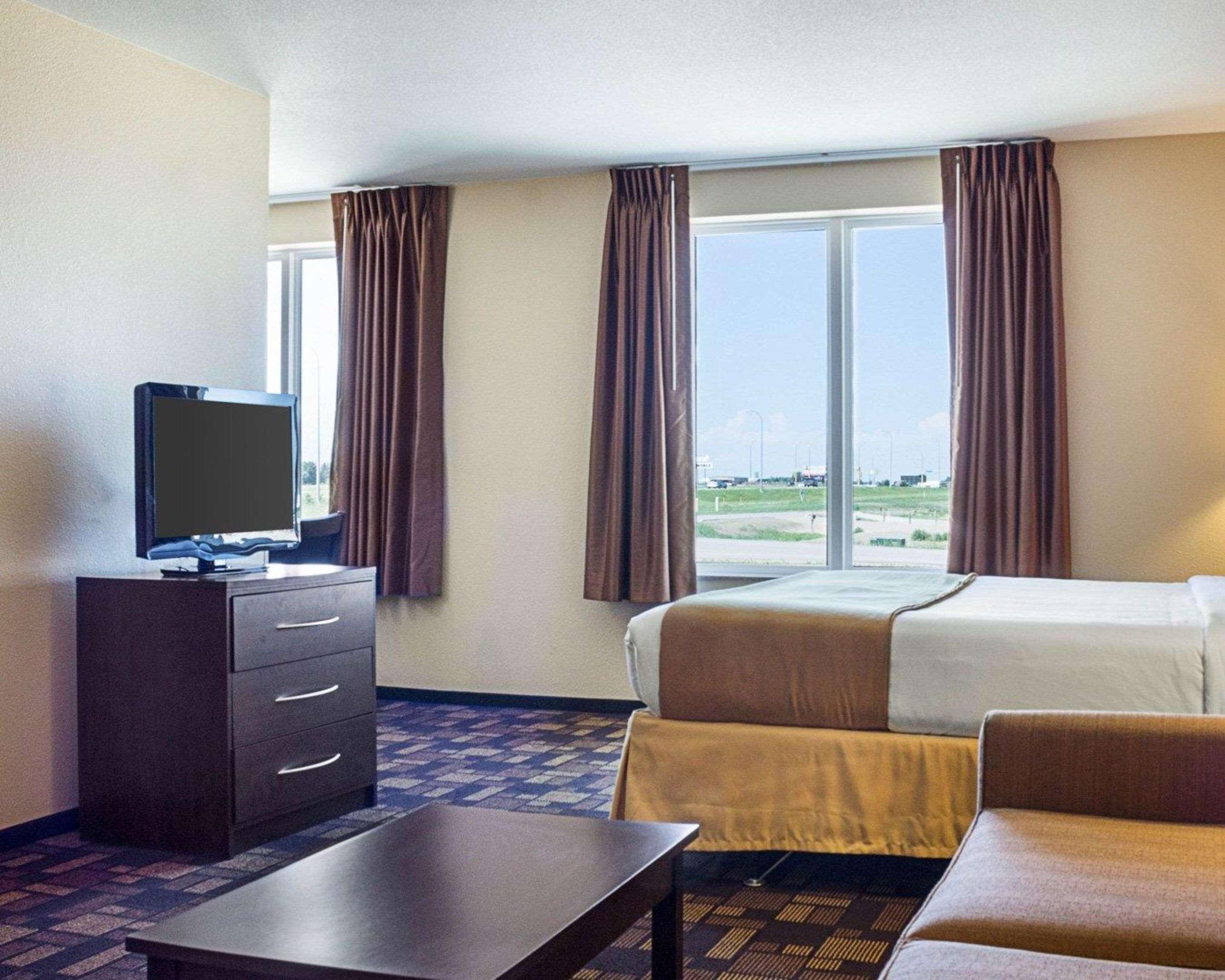 Quality Inn & Suites マイノット エクステリア 写真