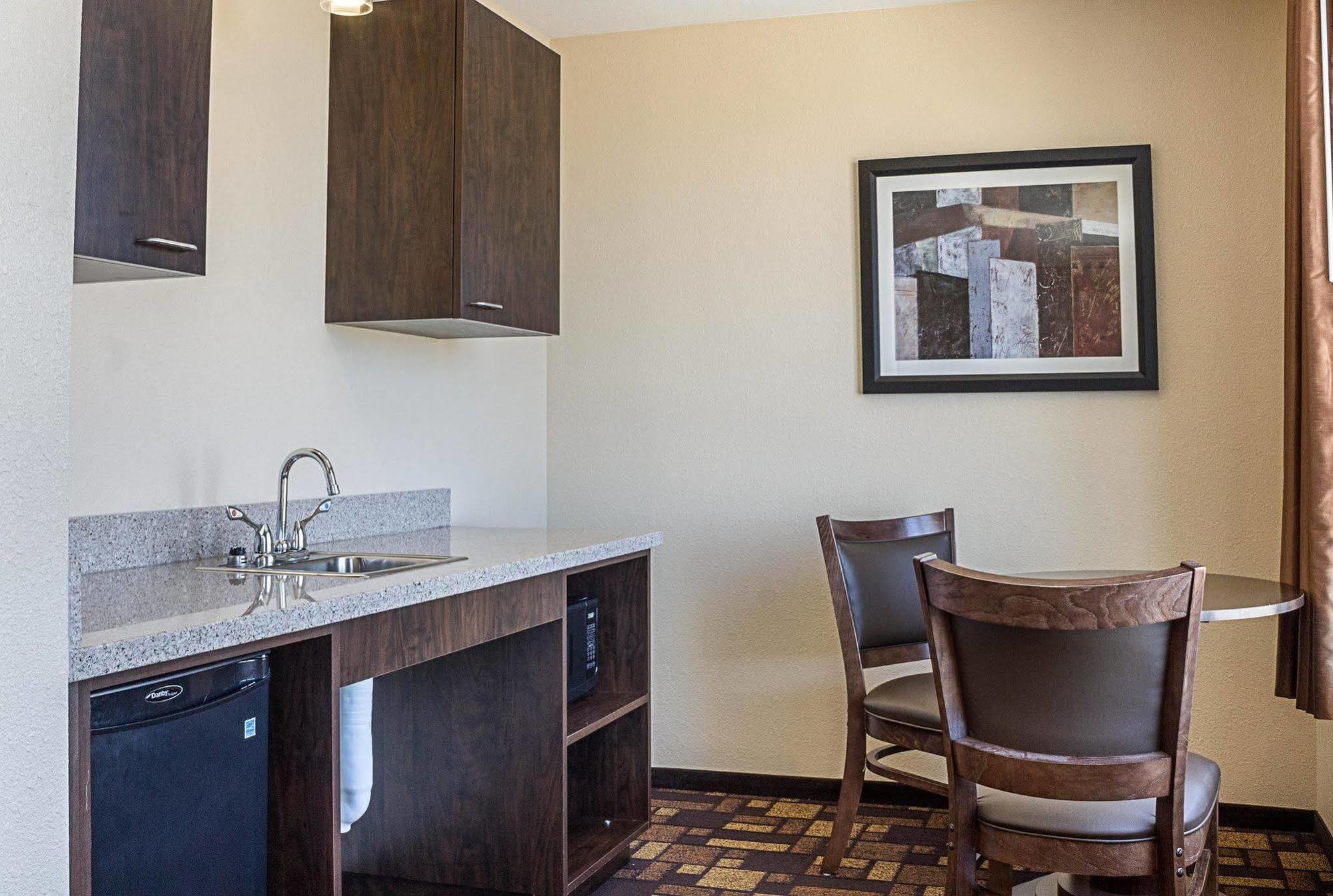 Quality Inn & Suites マイノット エクステリア 写真