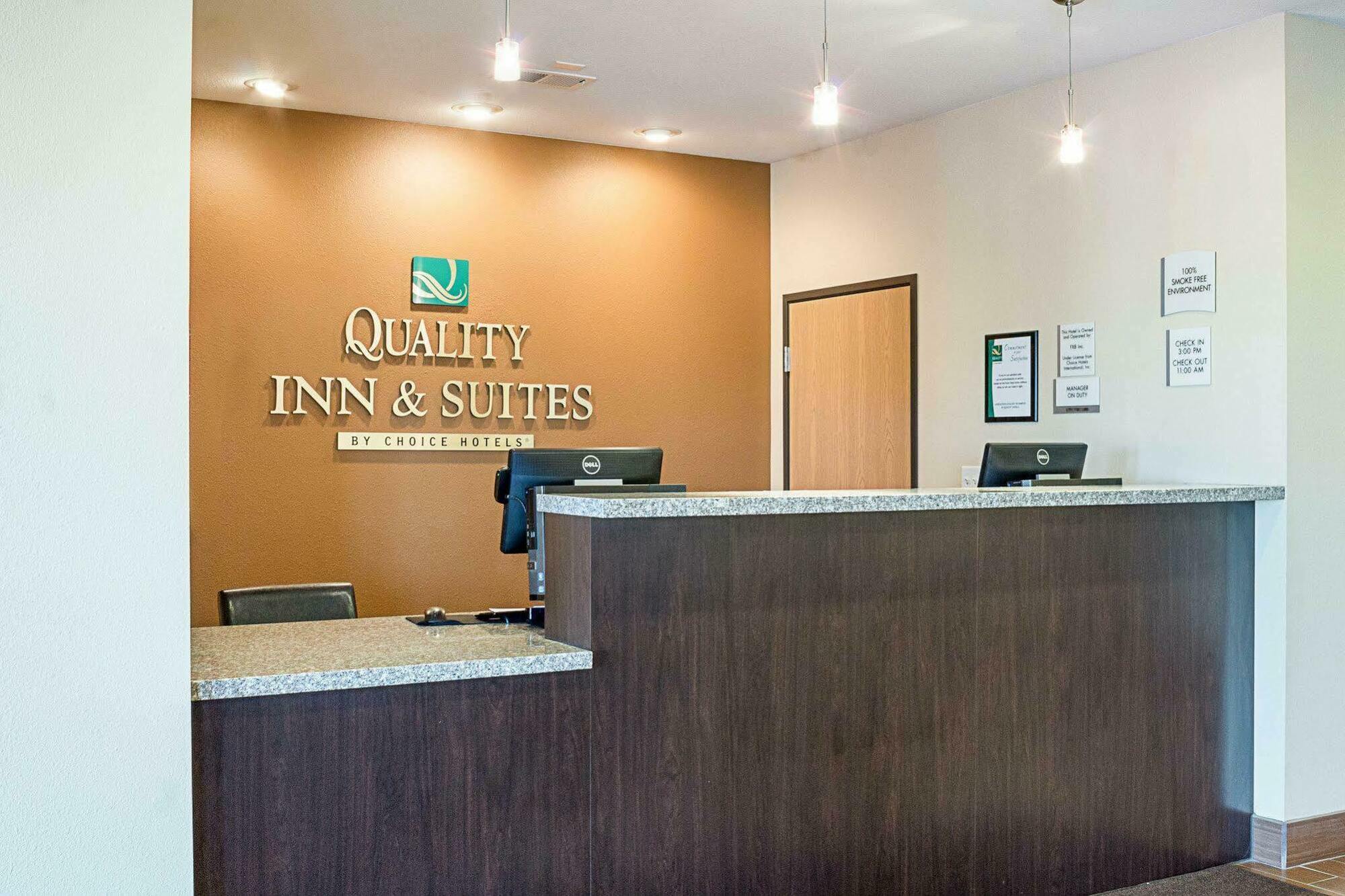 Quality Inn & Suites マイノット エクステリア 写真