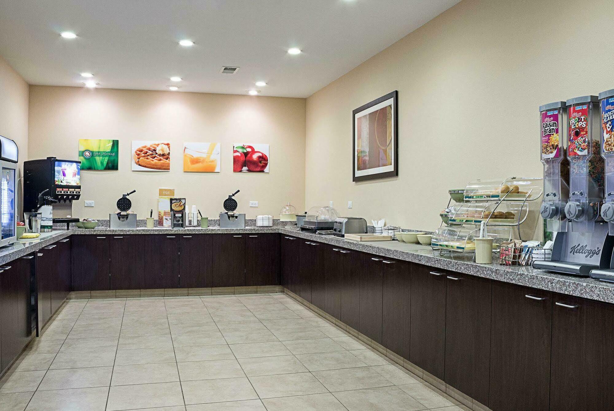 Quality Inn & Suites マイノット エクステリア 写真