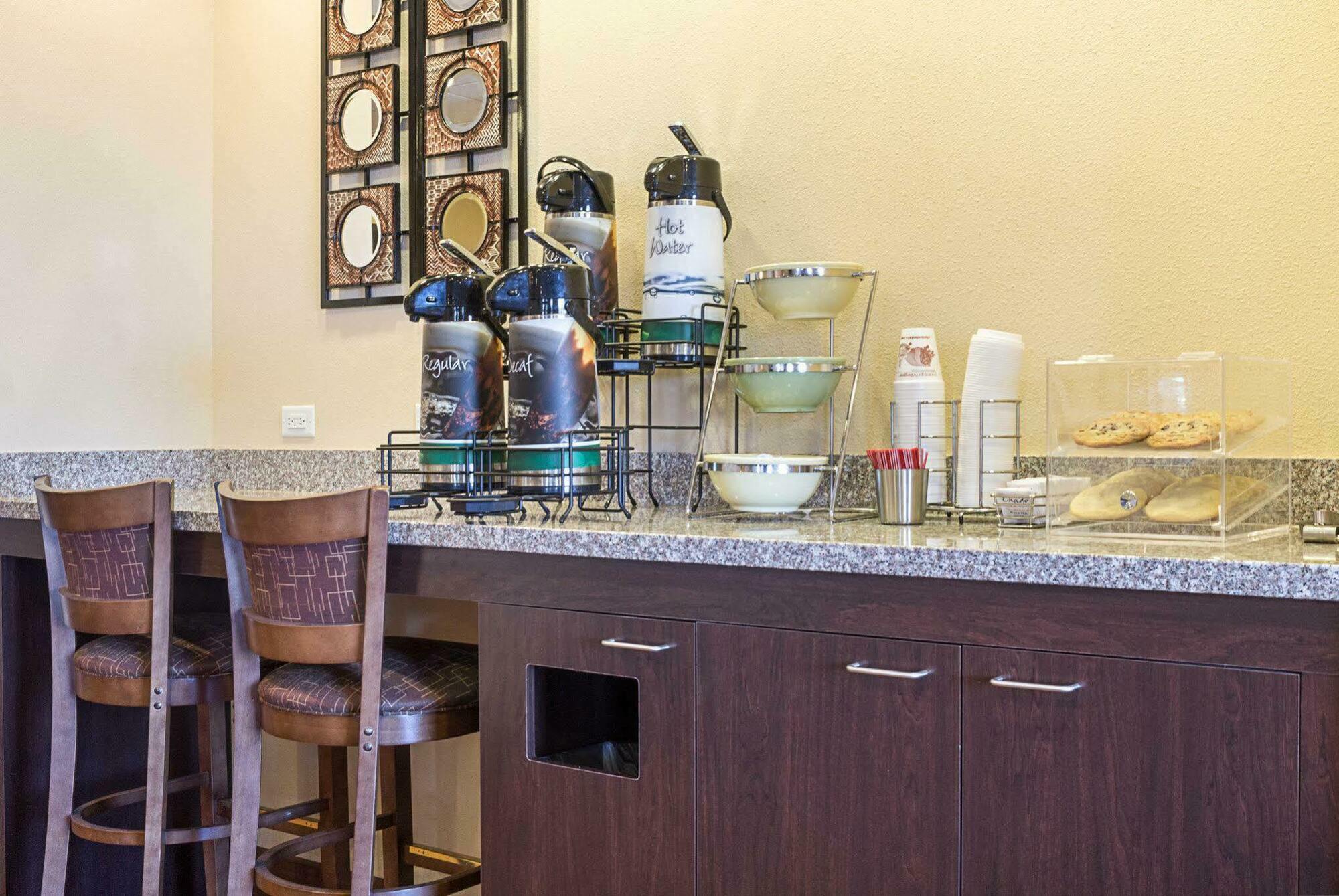 Quality Inn & Suites マイノット エクステリア 写真